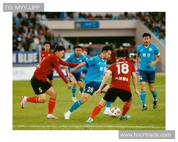 南京足球队比赛经验引发热议球迷对战术与表现的不同看法